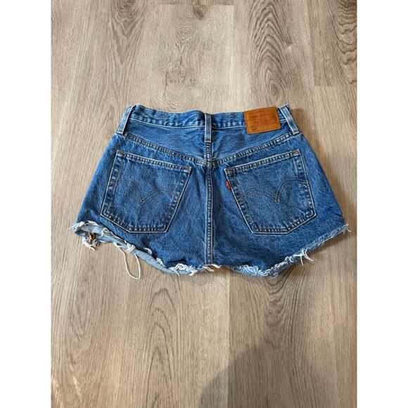 Levi’s Women's Denim Cut-Off Jean Shorts Frayed Raw Hem Button Fly Blue Size 26 - Picture 2 of 7